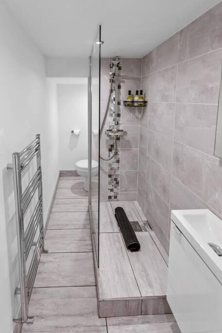 Newly Refurbed, Central Apartment With Free Parking And Hot Tub Lytham St Annes Extérieur photo