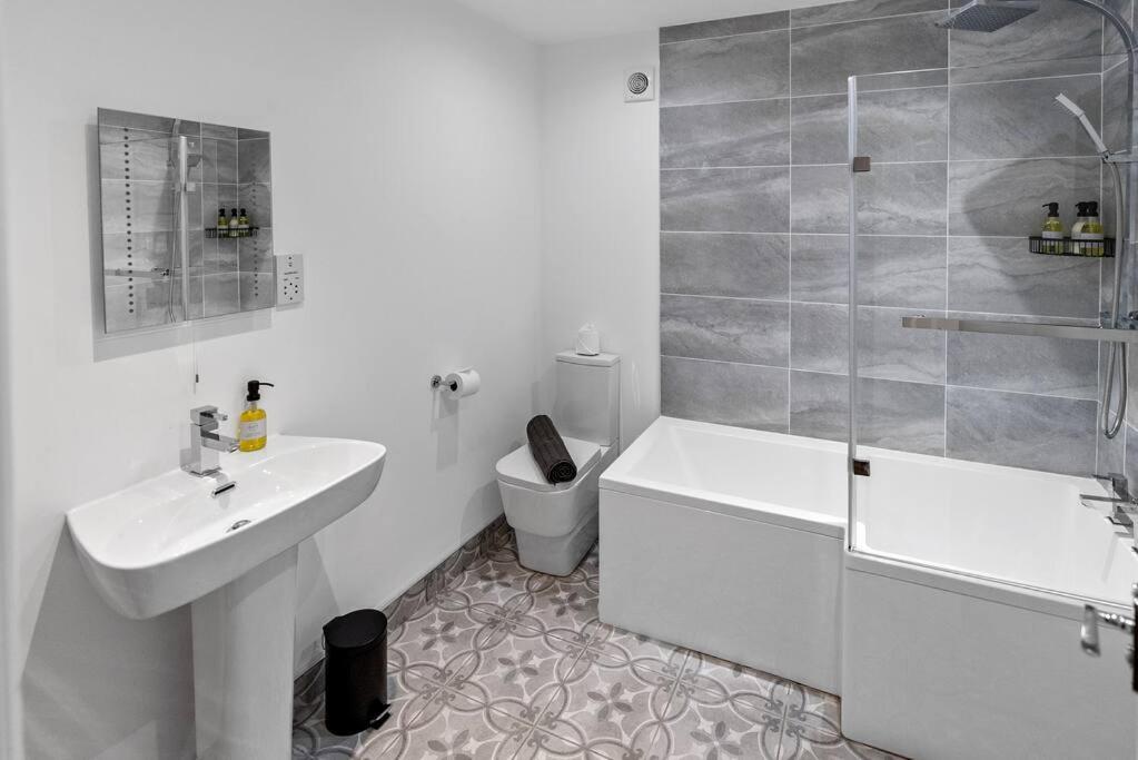 Newly Refurbed, Central Apartment With Free Parking And Hot Tub Lytham St Annes Extérieur photo