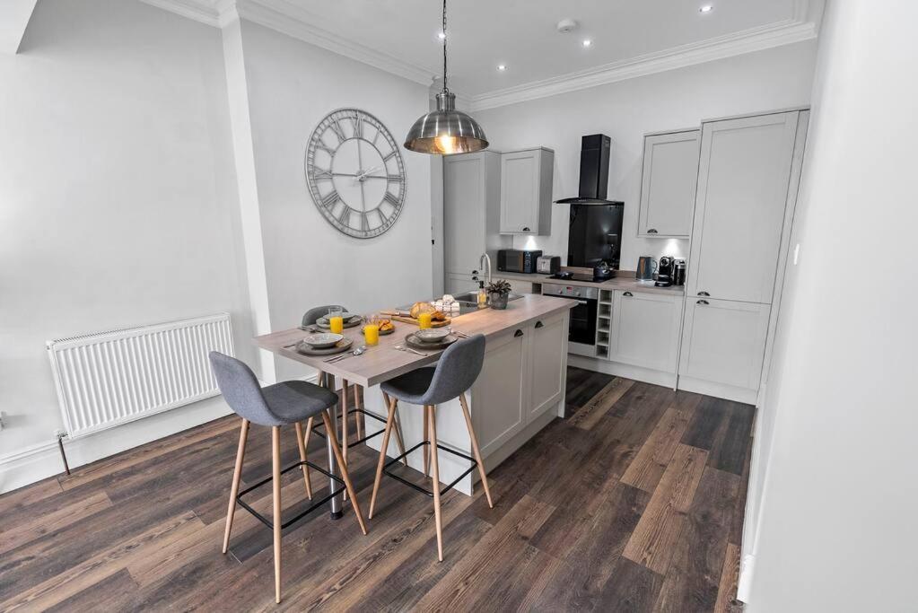 Newly Refurbed, Central Apartment With Free Parking And Hot Tub Lytham St Annes Extérieur photo